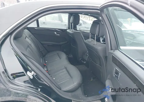 2010 Mercedes-Benz E 550 z USA, uszkodzony, nr VIN WDDHF7CB1AA029614